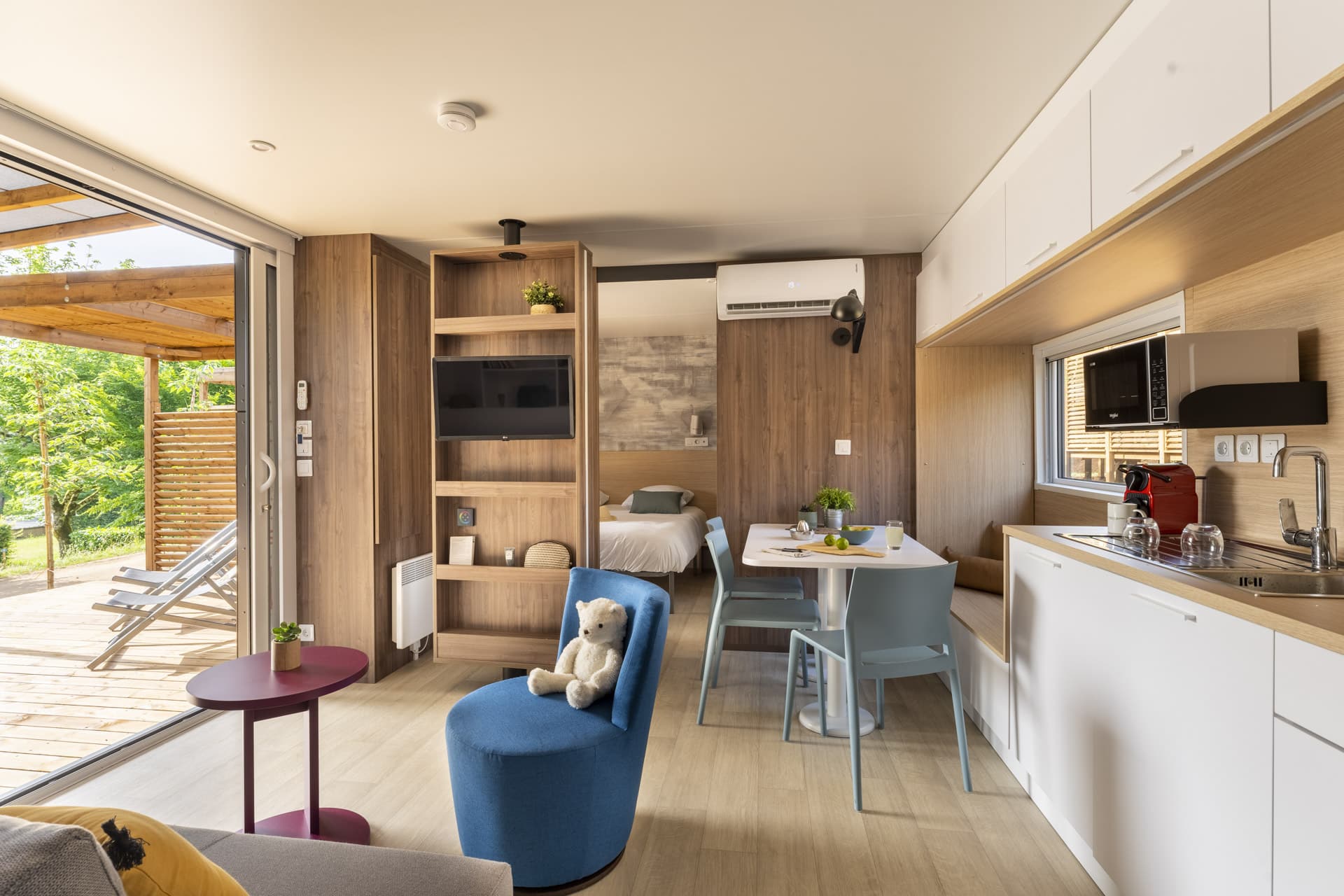 Intérieur moderne d'une maison de vacances lumineuse.