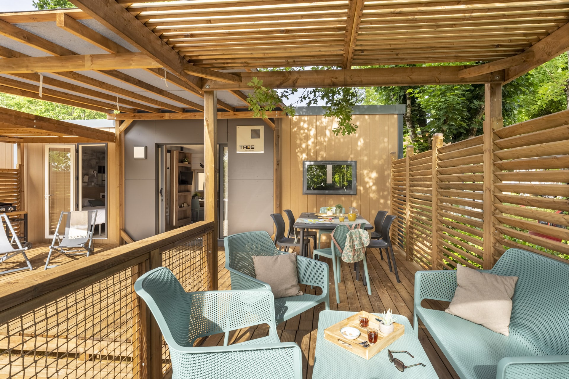 Terrasse en bois avec mobilier de jardin.