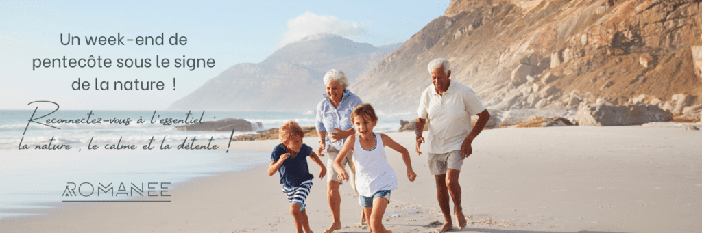 Famille marchant sur la plage ensoleillée
