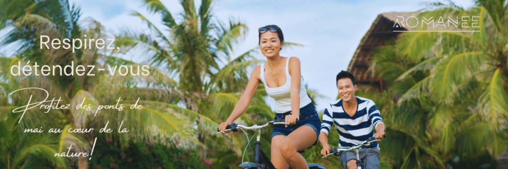 Couple faisant du vélo sous les palmiers.