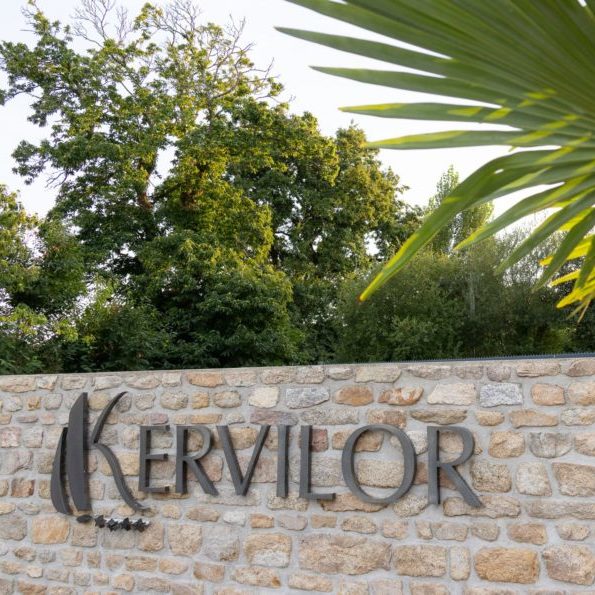 Mur de pierre avec inscription Kervilor.