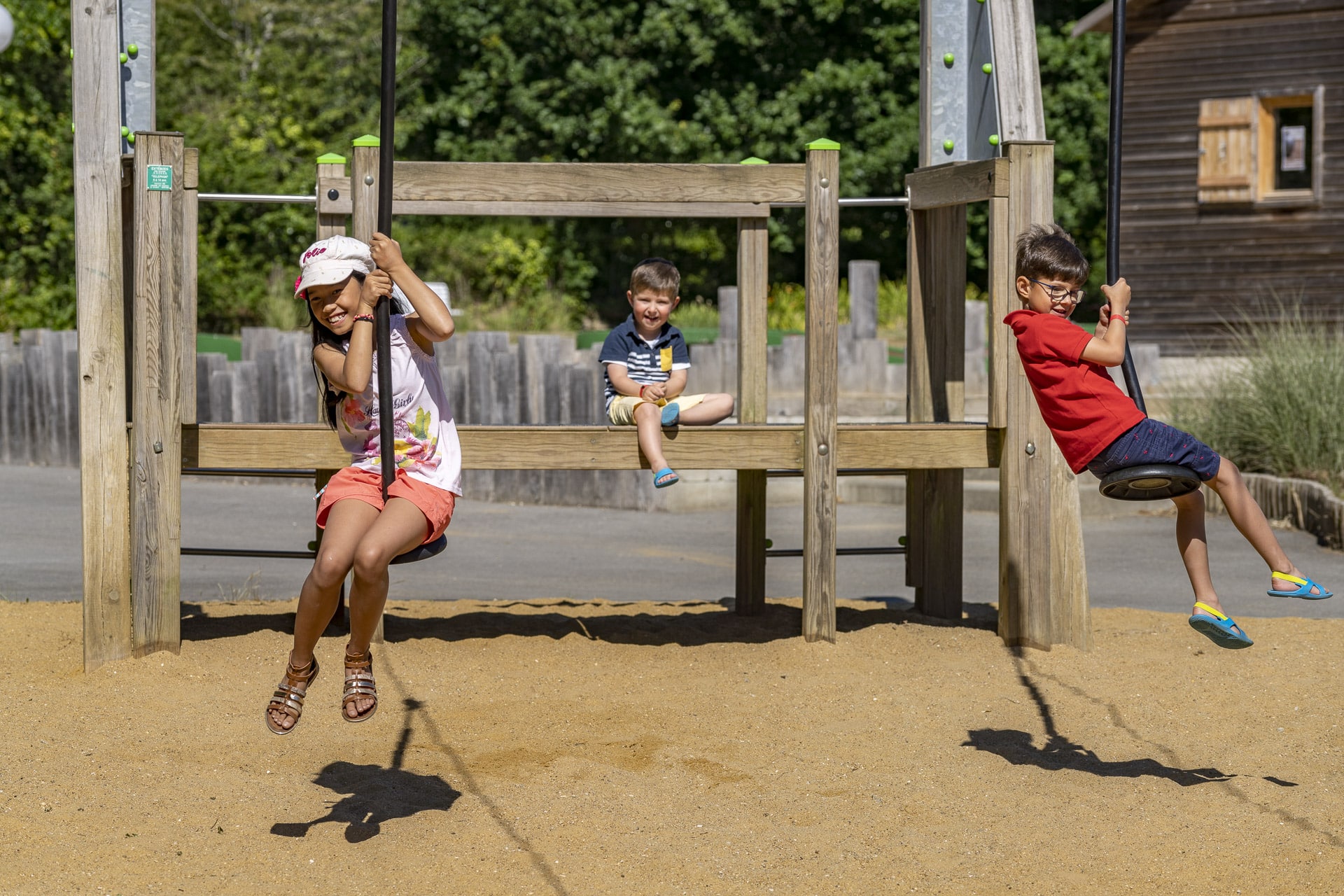 Enfants jouant joyeusement dans un parc de jeux.